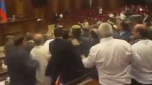 Драка в парламенте Армении: на оппозиционера напали депутат от провластной фракции