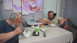 НАЕЛСЯ НА УЖИНЕ ПЕЛЬМЕШКАМИ БЫСТРО ПРИВЁЛ УЧАСТОК В ПОРЯДОК Нас затопило кругом вода Прячемся в дом
