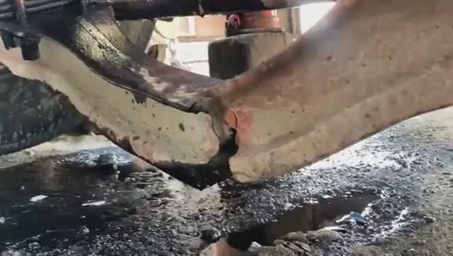 Ремонт сломанной передней оси у пакистанского грузовика.