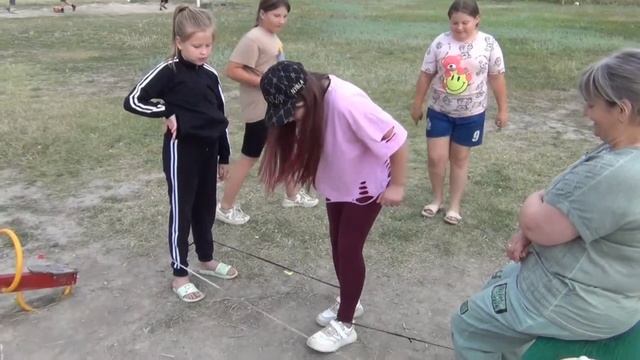 Софочка с девочками играет в резиночку. Самая маленькая это Софочка.