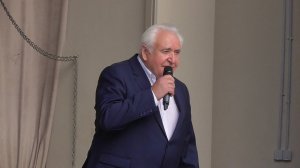 Певец поёт песню, песня: От печали до радости