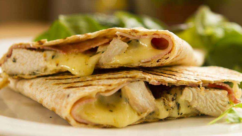 Кесадилья с курицей, ветчиной и сыром смотреть онлайн