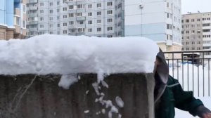 Друг бьëт снег в замедление