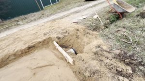 Парковка из щебня 2. Утрамбовали 3 слоя, установили дренажную трубу.