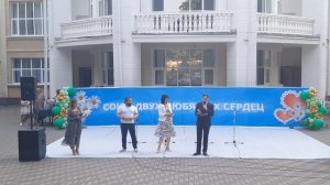 Софья Нагаева и Вероника Короткова вручают медали цветы Семьям