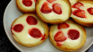 Булочки с кремом и клубникой в духовке