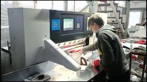 Подрезка больших стопок на резальной машине GUOWANG GW92F в Рязани