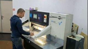 Подрезка бумаги перед печатью на гильотине Guowang GW92F в Минске