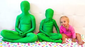 Сказки для Евы! Дети невидимки играют прятки с папой! Видео для детей.