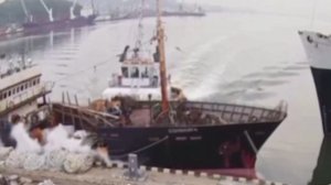 Буксир на полном ходу протаранил судно у причала в приморском порту Находка. Момент попал на видео.