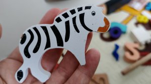 играем в детский деревянный конструктор, изучаем зебру