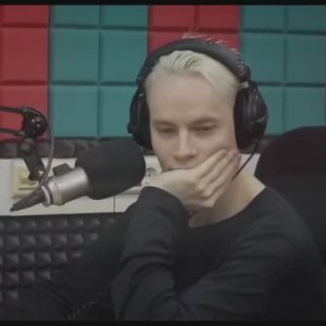 К нам Любовь зашла на часок...
А осталась у нас Навсегда...