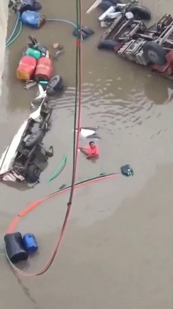Не менее 9 человек погибли после того, как обрушилась часть моста в индийском штате Гуджара