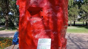 Кыргызстан Бишкек Панфиловский парк,красный камень памятник монумент, статуя