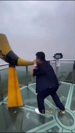 В Китае нашли фонтан, на который нужно орать: