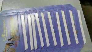 Приклейка скотча по клапану на малой коробке на аппликаторе двустороннего скотча POLYTAPER-1000