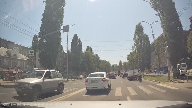 Хорошо что хоть в шлеме...