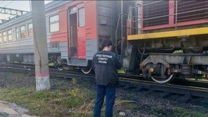 Составителя поездов насмерть задавило тепловозом в Алтайском крае
