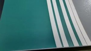 Наклейка длинной полосы скотча на очень узкий клапан большой зеленой обечайки на  POLYTAPER-1000