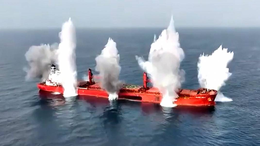 Хуситы атаковали сухогруз в Красном море