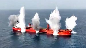 Хуситы атаковали сухогруз в Красном море