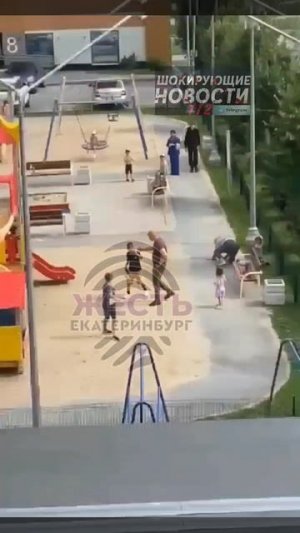 В Екатеринбурге мужчина напал на пожилую женщину на детской площадке в районе Академический после ко