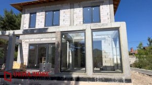 Дом в профиле Kömmerling с разносторонней ламинацией, снаружи антрацит, а внутри дома орех. ОКНАЛЮКС