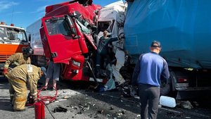 Шокирующая авария на трассе Тюмень–Омск: два большегруза столкнулись лоб в лоб