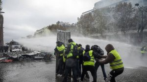 3.1Face à la manifestation sauvage qui sest dressée sur les ChampsElysees , le canon à eau des force