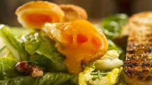 Салат Цезарь рецепт с курицей и хрустящим жареным яйцом
