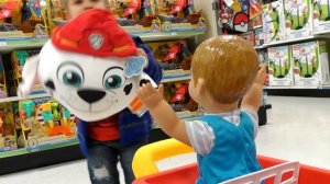 Диана и Рома Диана играет в супермаркете и ходит по магазинам с куколкой