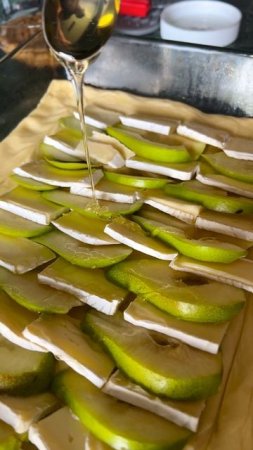 Пирог с грушей и сыром бри
