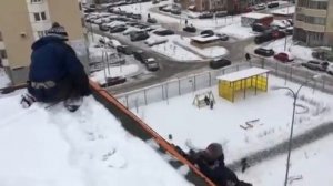 Работа по удалению снега с крыши - LiWood