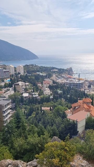 Гурзуф, вид с самой высокой точки. #Гурзуф #море #черное #гора #sea #лето #summer #красота #супер смотреть онлайн