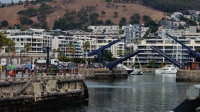 развод пешеходных мостов Кейптауна