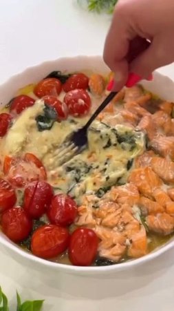 Паста со шпинатом, черри и камамбером.