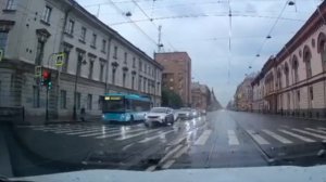 Жесть. БМВ на перекрестке догнал легковушку
