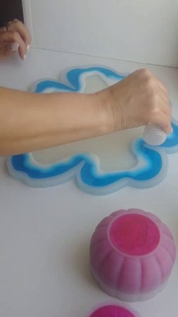 сервировочная тарелка и салфетница