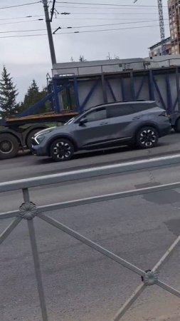 Грузовик везет бетонные плиты