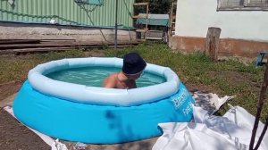 У бабушки в деревне спасаюсь от жары, купаюсь в бассейне 10-07-2025
