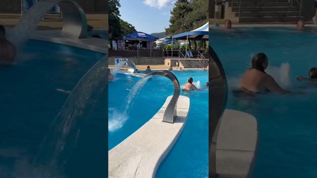 Обзор большого бассейна в аквапарке "золотая бухта" города Геленджик смотреть онлайн