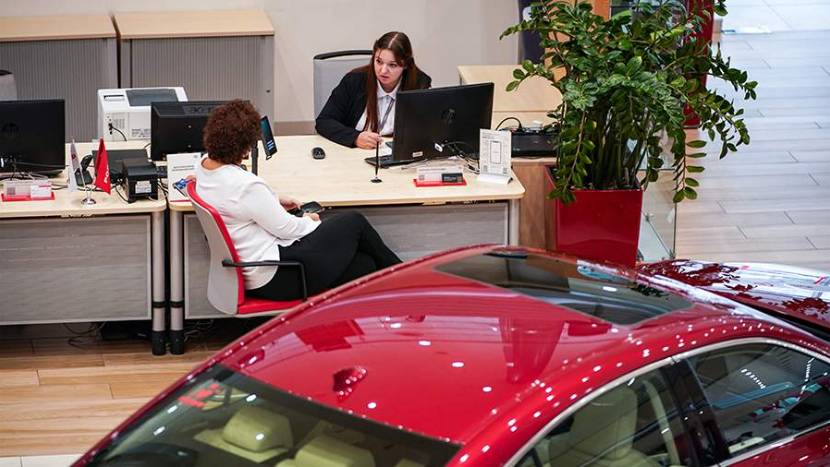 Автоэксперты объяснили падение цен на новые автомобили в России