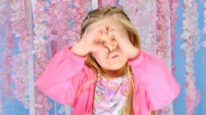 Диана и Рома Диана и Рома - КОНФЕТНЫЙ ГОРОДОК - детская песенка