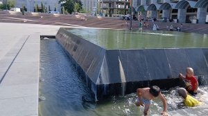 Главная площадь в Бишкеке в Кыргызстане, фонтаны, белый дом, исторический город