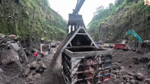 Строительство, экскаватор копает чёрный песок