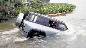 BYD Yangwang U8 входит в большую реку – демонстрация полного процесса и аварийного спуска на воду