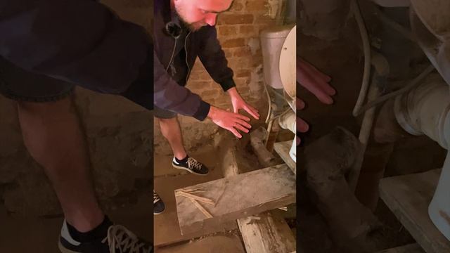 ⚠️ Здесь был пол… но сгнил | Демонтаж в старом фонде Петербурга