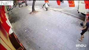 Автомобилистка заснула за рулём и врезалась в дерекво и мотоциклистов