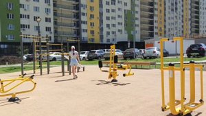 Наш дом и двор в Самаре. Здесь мы сняли квартиру на 10 дней.