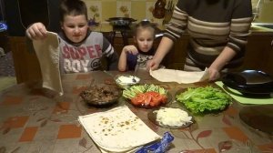 Очень вкусный ролл цезарь в лаваше. дети готовят с мамой